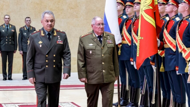 El ministro de las FAR de Cuba y su homólogo ruso, Serguéi Shoigú, en Moscú.