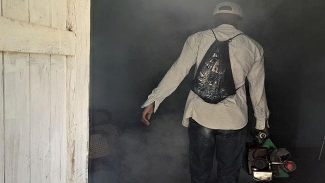 Un hombre fumiga contra el mosquito Aedes Aegypti en Ciego de Ávila.