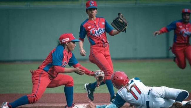 Momento de un partido de béisbol de las cubanas.