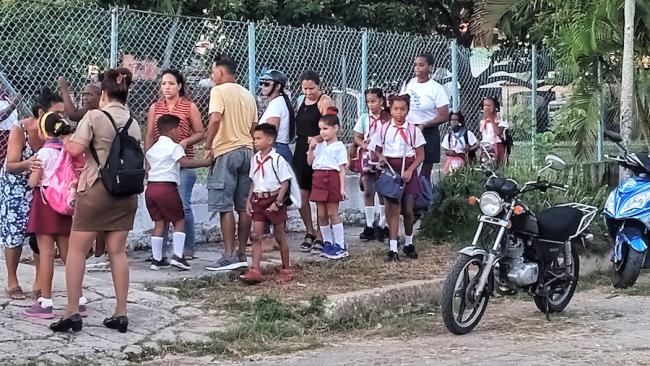 Niños entrando a una escuela en La Habana.