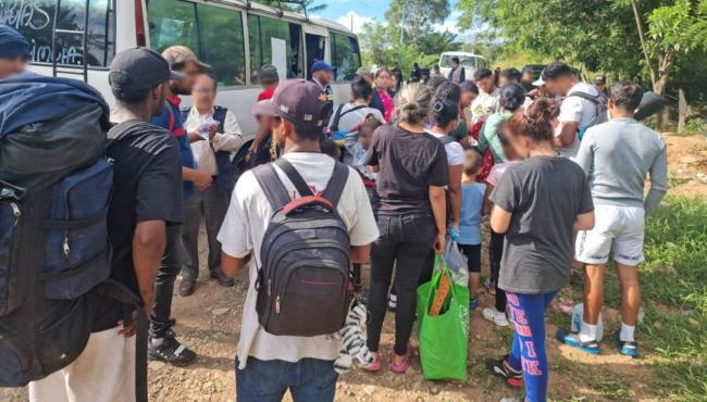 Migrantes detenidos en Guatemala, entre los que había cubanos.