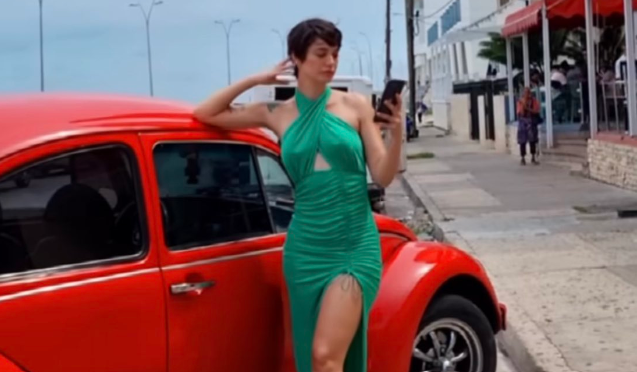 La actriz Daniela Naranjo en el video de Katapulk que hizo uso de la voz e imagen de Celia Cruz.