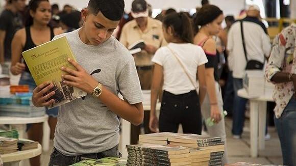 Personas en la Feria del Libro de La Habana