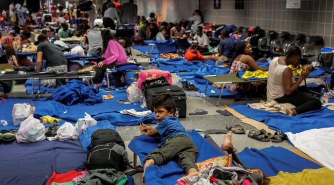 Migrantes hacinados en el Aeropuerto Internacional O'Hare de Chicago.