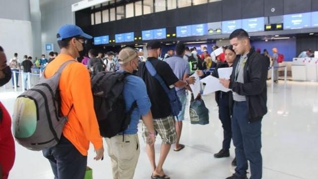 Viajeros sometidos a revisión migratoria en el Aeropuerto Tocumen, de Panamá.