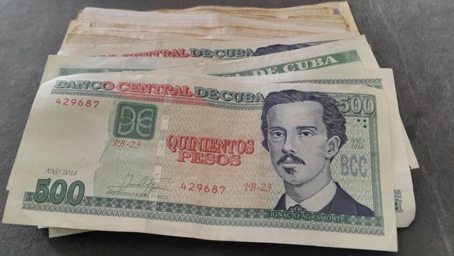 Billetes de 500 pesos cubanos.