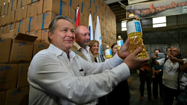 El embajador ruso en Cuba, Víctor Koronelli, al hacer entrega de una nueva donación.