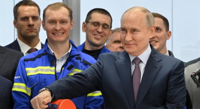 El presidente de Rusia, Vladimir Putin, en una empresa rusa.