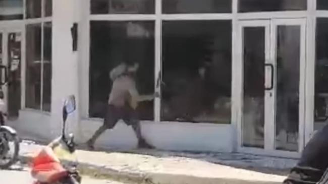 Un cubano en Matanzas rompe los cristales de tienda estatal.
