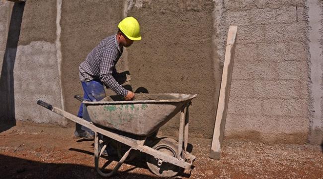 Obrero cubano trabajando en la construcción de una vivienda.