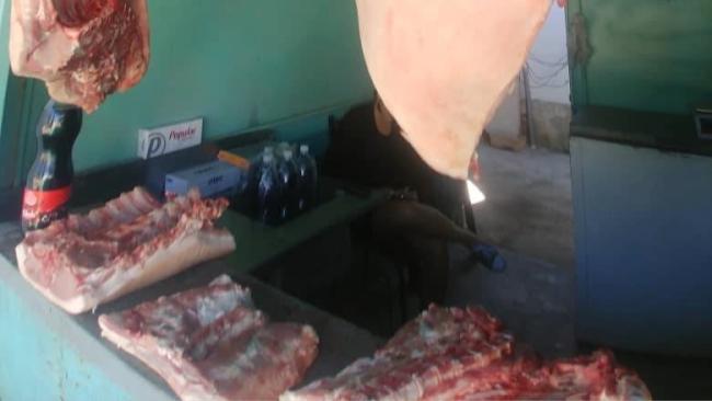 Punto de venta de carne de cerdo en Cuba.