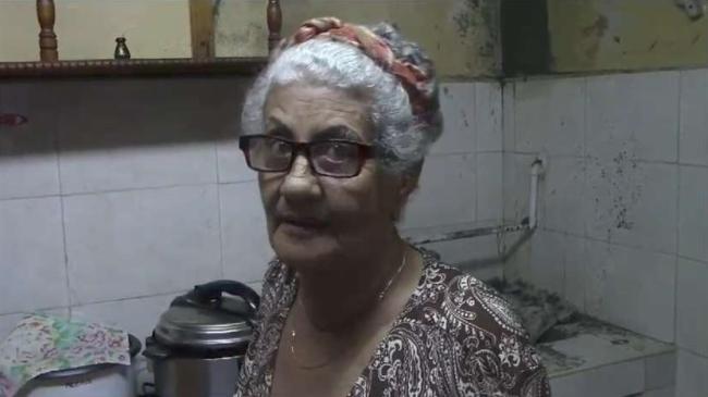 Idania de la Cruz, la baracoesa de 73 años que contó a DIARIO DE CUBA cómo tiene que cocinar con carbón por la falta de electricidad.