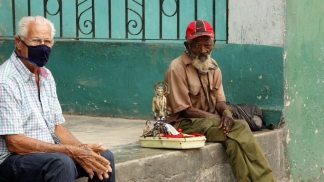 Dos adultos mayores en una calle de La Habana.