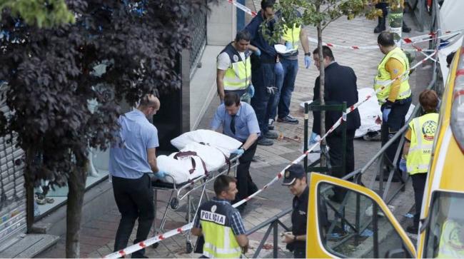 Empleados de una funeraria de Madrid trasladando el cuerpo de unas las víctimas en 2016.