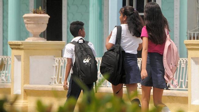 Adolescentes cubanos con uniforme escolar.