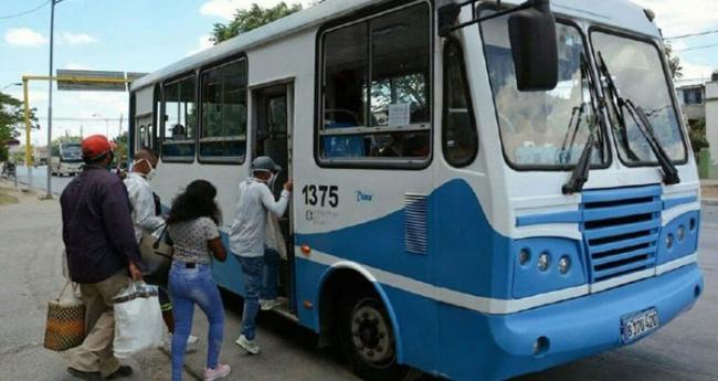 Ómnibus urbano recoge a camagüeyanos.