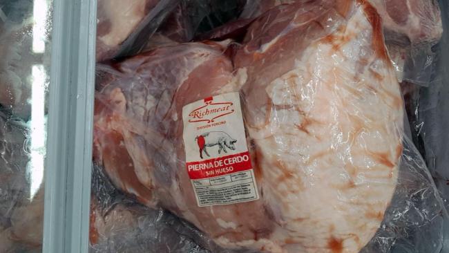 Pierna de cerdo importada desde España en una tienda en La Habana.