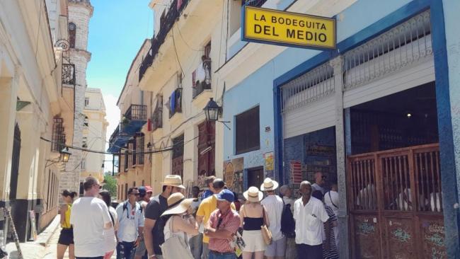 Turistas en la Bodeguita del Medio, en La Habana.
