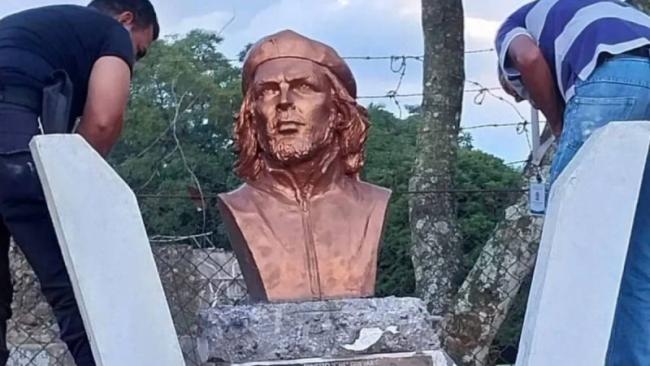 Momento de la retirada del busto del Che Guevara en El Salvador.