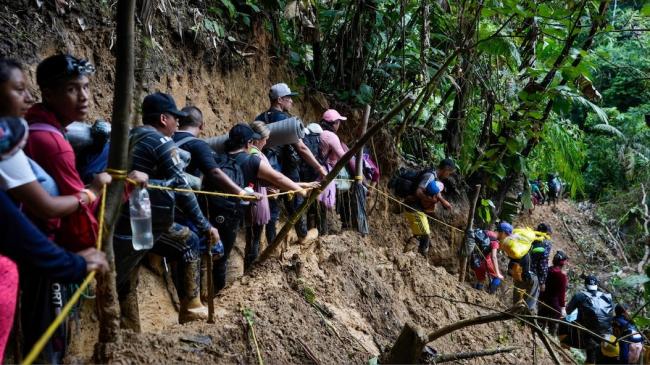 Emigrantes venezolanos cruzando el Tapón del Darién.