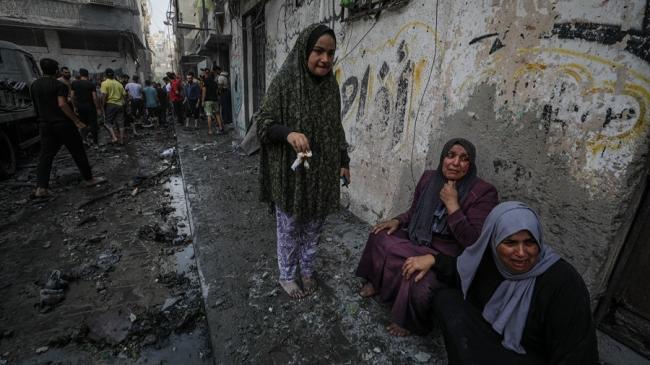 Mujeres palestinas lloran tras los ataques aéreos israelíes en la ciudad de Gaza, este lunes.