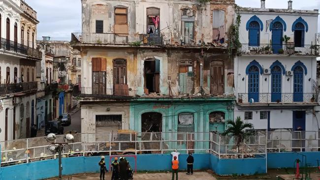 Trabajos de rescate en el edificio del derrumbe en La Habana.