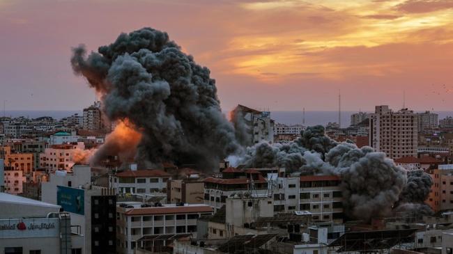 Columna de humo tras el ataque de aviones israelíes a la torre Palestina, en Gaza, el 7 de octubre de 2023.