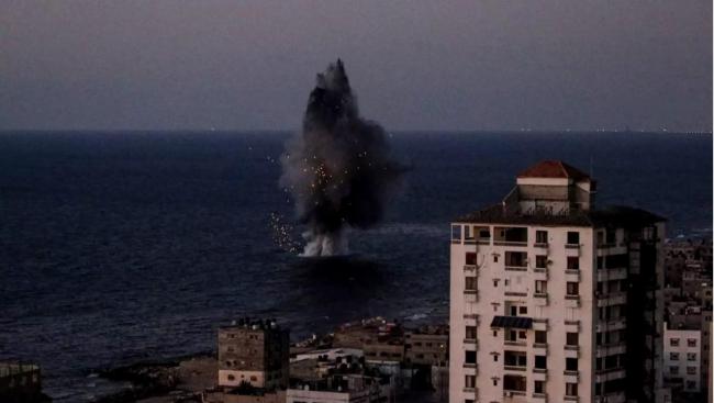 Un bombardeo israelí sobre Gaza cae cerca de la playa, a 12 de octubre de 2023.
