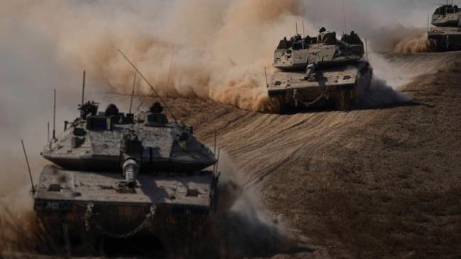 Tanques israelíes rumbo a la frontera con la Franja de Gaza en el sur de Israel, 13 de octubre de 2023.