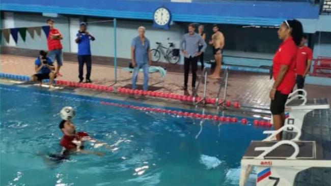 Jhoen Lefont durante la ejecución de su nuevo récord mundial en dominio del balón.