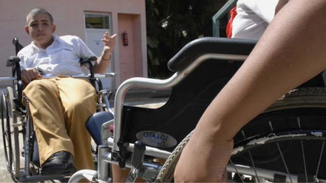 Niños cubanos con discapacidad física.