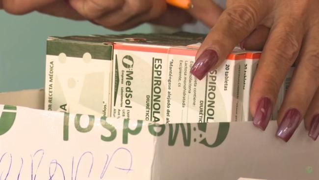 Medicamentos en manos de una trabajadora de una farmacia en Las Tunas. Captura de pantalla