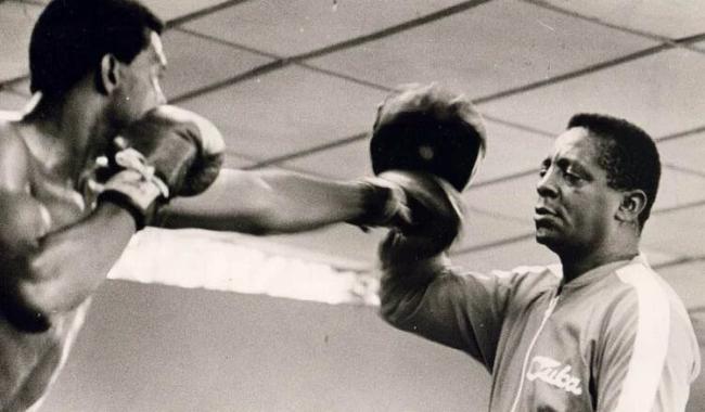 A la derecha, el entrenador de boxeo Alcides Sagarra.