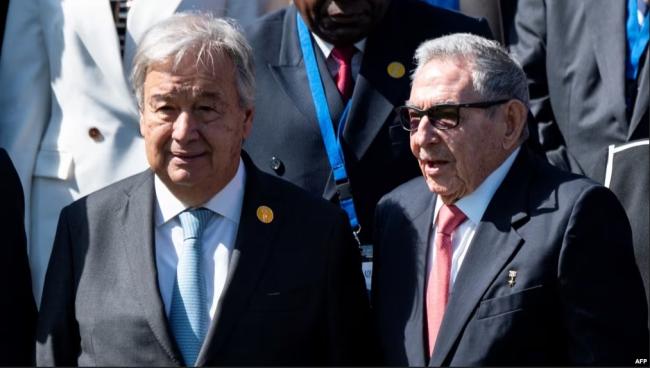 El secretario general de la ONU, Antonio Guterres, junto a Raúl Castro.