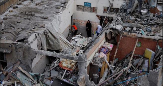 Los palestinos comprueban los daños de sus casas en Khan Younis, en el sur de la Franja de Gaza.