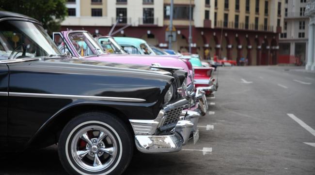 Automóviles turísticos aparcados en La Habana.