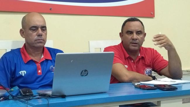 El presidente de la Federación Cubana de Béisbol, Juan Reinaldo Pérez Pardo (d),y el responsable de la Liga Élite, Carlos Martín Álvarez.