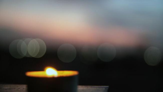 Una vela alumbra en medio de un apagón.