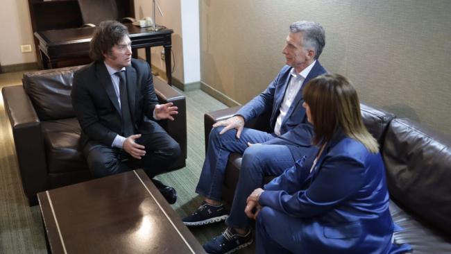 Javier Milei (izq.), reunido con Mauricio Macri y Patricia Bullrich tras su victoria electoral.