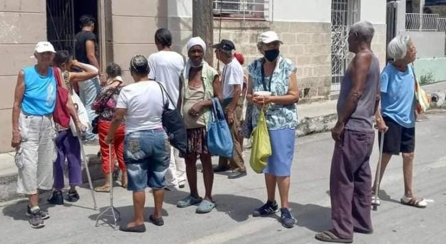 Ancianos cubanos se aglomeran para recibir alimentos en un comedor del proyecto Aliento de Vida.