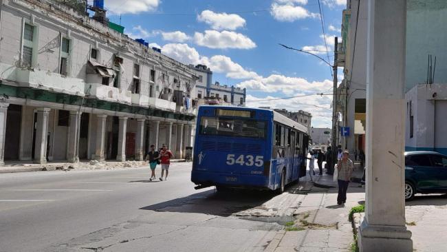Un ómnibus de transporte público en una parada de La Habana.