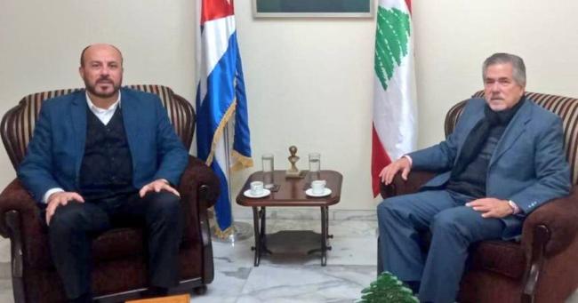 Reunión entre Jorge León (der.), jefe de la misión de Cuba en el Líbano, y Ahmed Abdel-Hadi, representante de la milicia Hamás, que gobierna la Franja de Gaza.