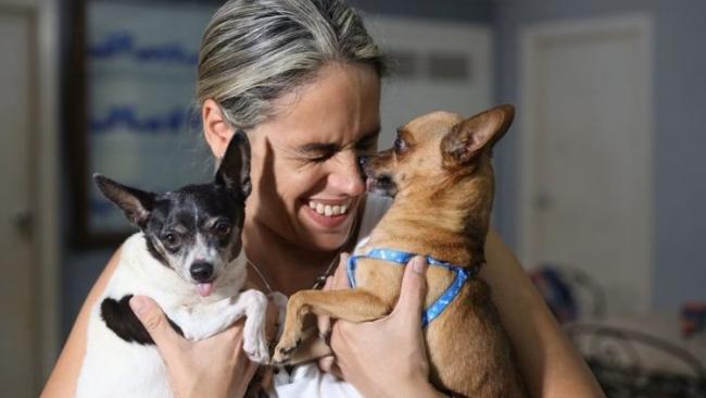 Una cubana con sus perros mascotas.
