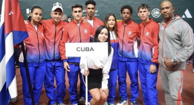 Maria Carla Pérez (cuarta de derecha a izquierda), la atleta cubana de pelota vasca que abandonó una delegación oficial en México.