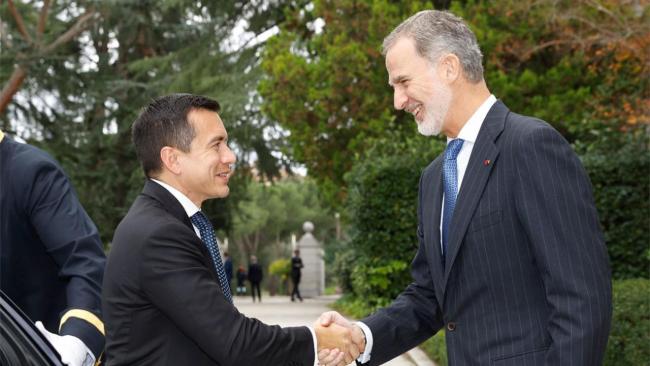 Daniel Noboa saluda al rey Felipe VI en su visita a España.