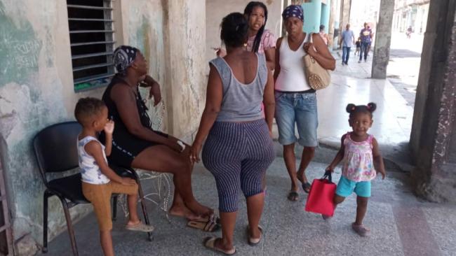 Mujeres y niños en Cuba.