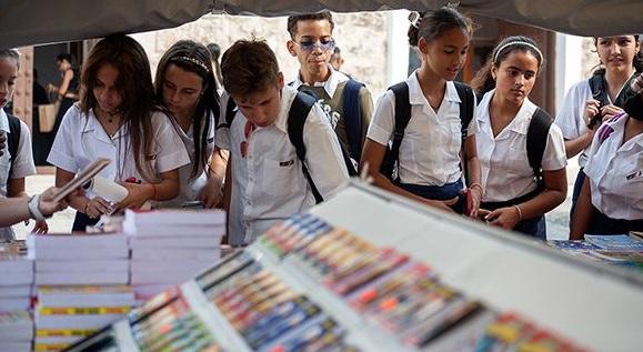 Estudiantes cubanos en un estand de libros en la fortaleza de San Carlos de La Cabaña de La Habana.