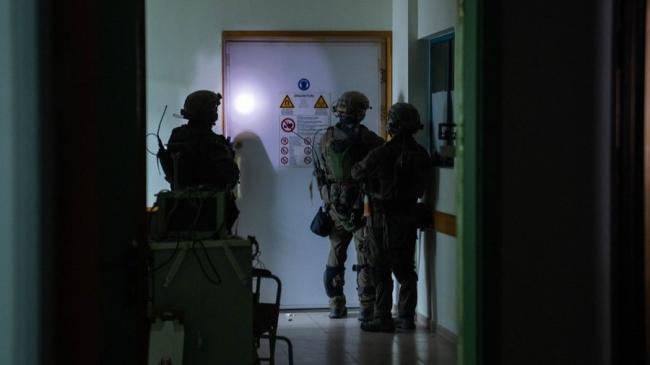 Soldados israelíes recorren el área de radiología del hospital Al Shifa en Gaza. 