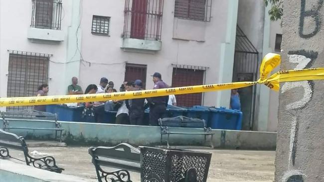 Policías y vecinos alrededor del lugar del hallazgo.