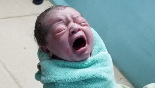 Una bebé nacida en las afueras del Hospital Nacional de La Habana.